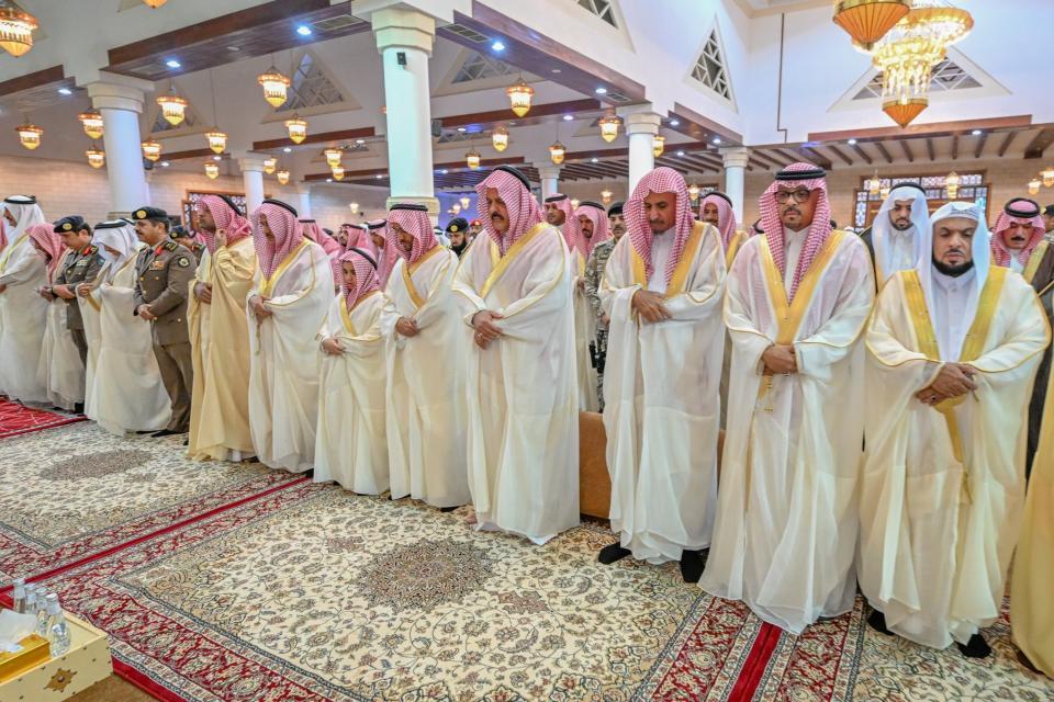 أمير منطقة حائل ونائبه يؤديان صلاة عيد الفطر
