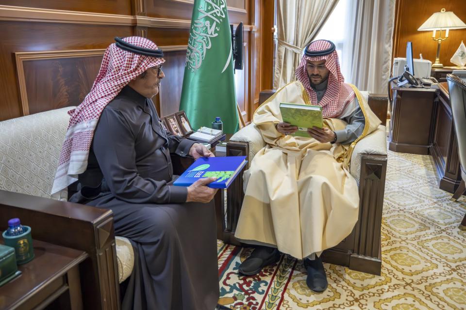 نائب أمير حائل يستقبل رئيس مجلس إدارة الجمعية التعاونية للمورينجا بالمنطقة