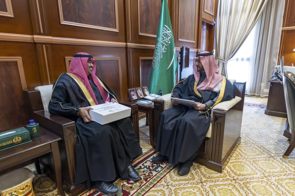 نائب أمير حائل يستقبل المدير العام للإدارة العامة للأحوال المدنية بالمنطقة