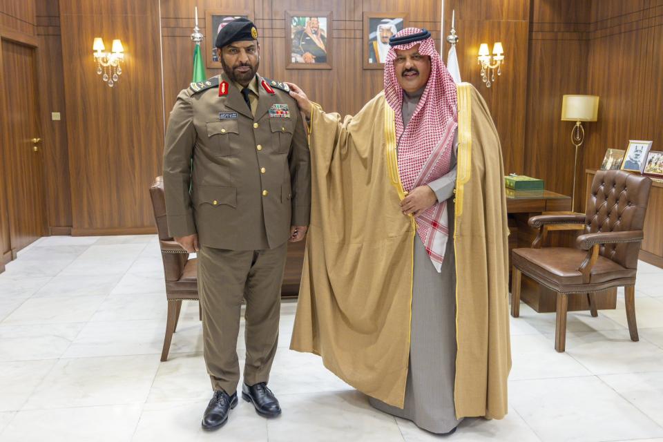 أمير حائل يُقلِّد مدير مكافحة المخدرات بالمنطقة رتبته الجديدة