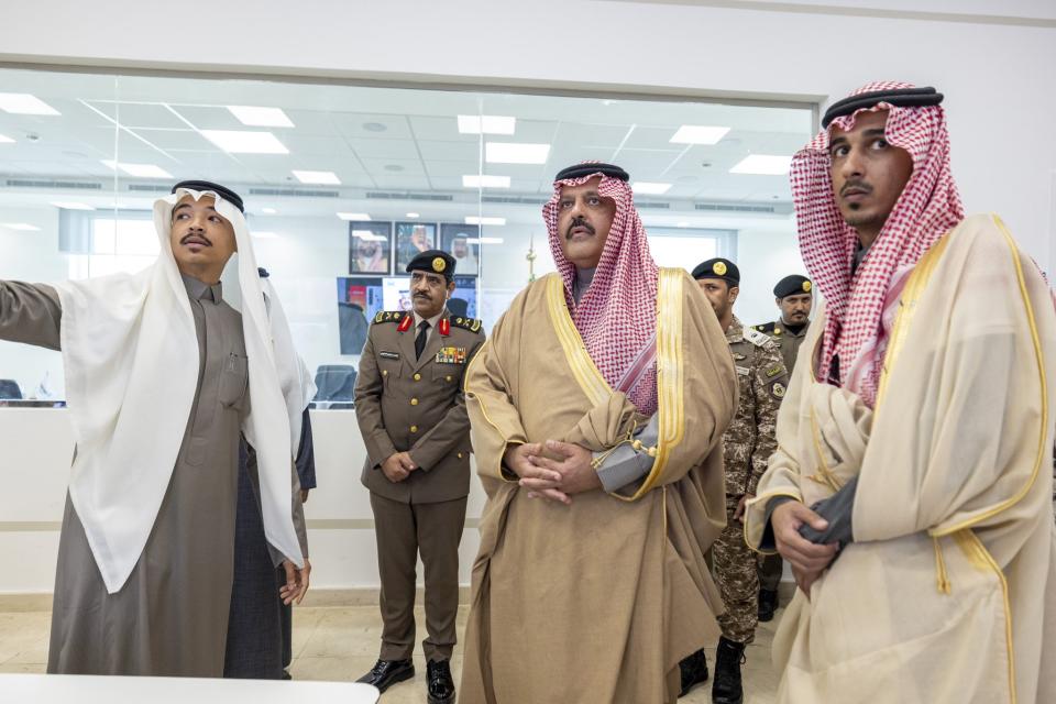 الأمير عبدالعزيز بن سعد يدشن مركز المراقبة والتحكم الأمني في مطار حائل الدولي