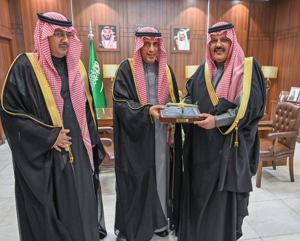 أمير حائل يتسلم التقرير السنوي لأداء الخطوط السعودية بالمنطقة لعام 2024