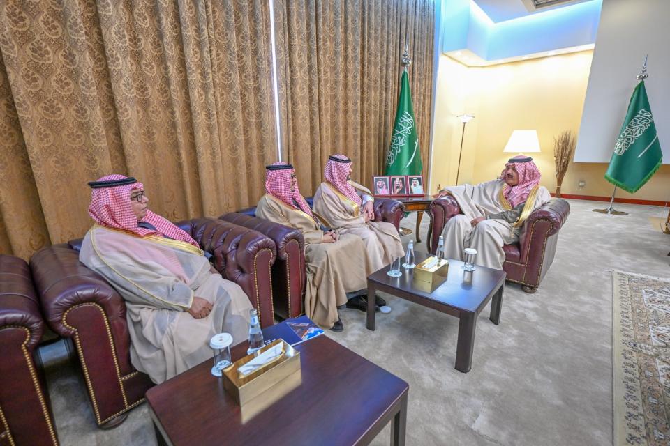 أمير حائل يستقبل المدير التنفيذي لتنمية المناطق بوزارة الاقتصاد والتخطيط