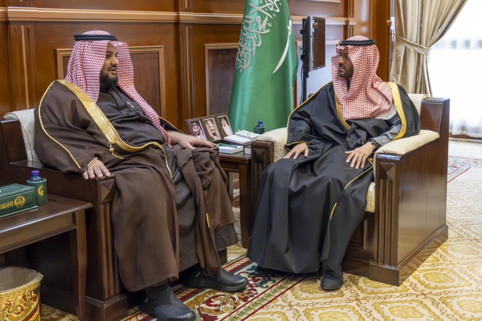 نائب أمير حائل يستقبل رئيس مجلس إدارة جمعية الملك عبدالعزيز الخيرية بحائل