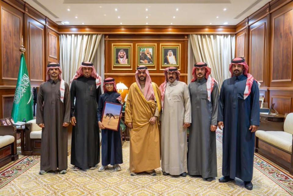 نائب أمير حائل يستقبل مجموعة من الخيالة القادمين عبر النفود الكبرى
