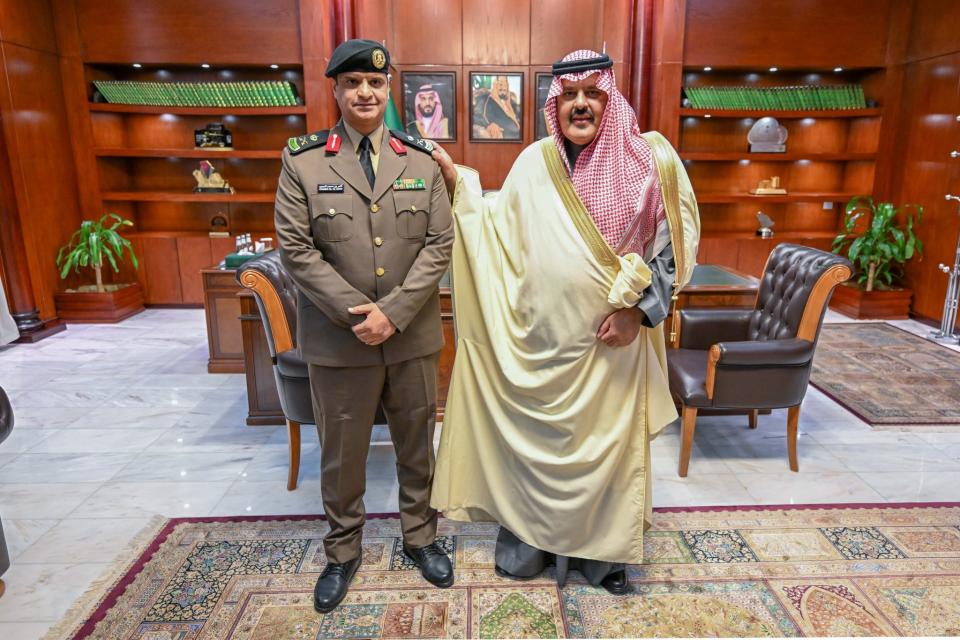 أمير حائل يقلّد نائب مدير شرطة منطقة حائل رتبته الجديدة