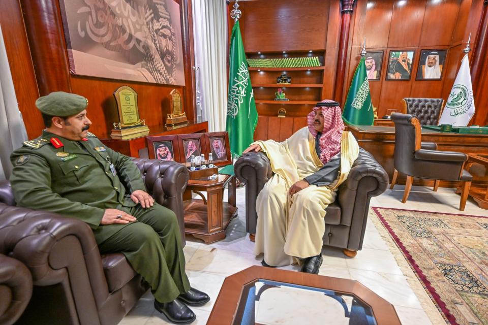 الأمير عبدالعزيز بن سعد يستقبل مدير الجوازات بالمنطقة المعيَّن حديثًا