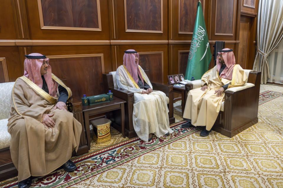 نائب أمير حائل يستقبل المدير الإقليمي للخطوط السعودية بمنطقتَيْ القصيم وحائل