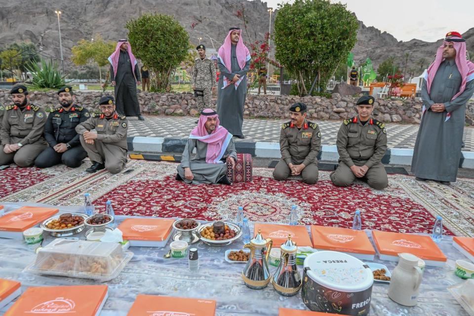 نائب أمير منطقة حائل يشارك رجال الأمن إفطارهم الرمضاني في الميدان