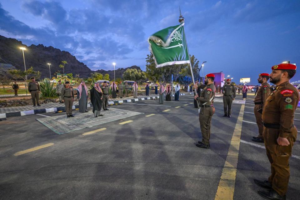 نائب أمير حائل يشهد أداء رجال الأمن في المنطقة تحية العلم ويدشن المسيرة الأمنية