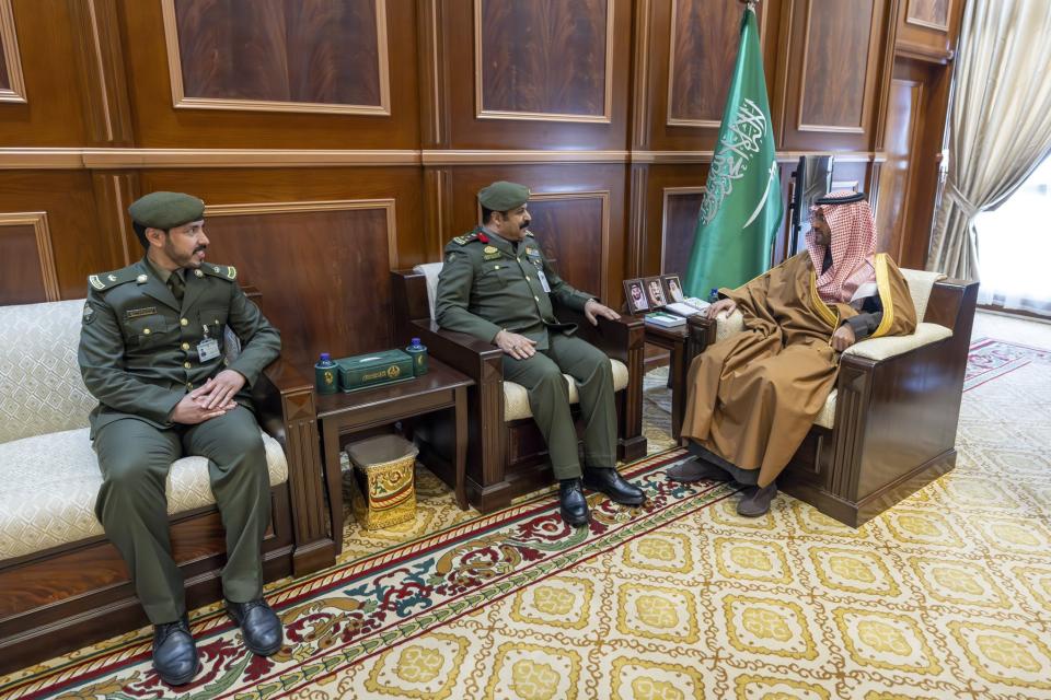 نائب أمير حائل يستقبل مدير الجوازات بالمنطقة