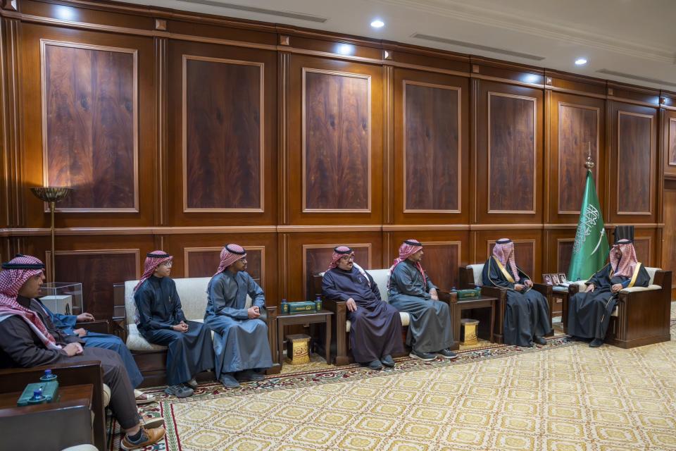 استقبل صاحب السمو الملكي الأمير فيصل بن فهد بن مقرن بن عبدالعزيز نائب أمير منطقة حائل بمكتبه بالإمارة اليوم، عددًا من أبناء مركز الدكتور ناصر الرشيد لرعاية الأيتام بالمنطقة؛ وذلك بمناسبة يوم اليتيم العربي، بحضور مدير عام فرع وزارة الموارد البشرية والتنمية الاجتماعية بالمنطقة فريح العياد، ومدير المركز عارف الخالد والباحث الاجتماعي نايف الحربي. ونوه سموه بما توليه القيادة الرشيدة - حفظها الله - من اهتمام ودعم للفئات الاجتماعية كافة ومنها الأيتام، مشيدًا بالخدمات التي يقدمها مركز الدكتور ناصر الرشيد لرعاية الأ