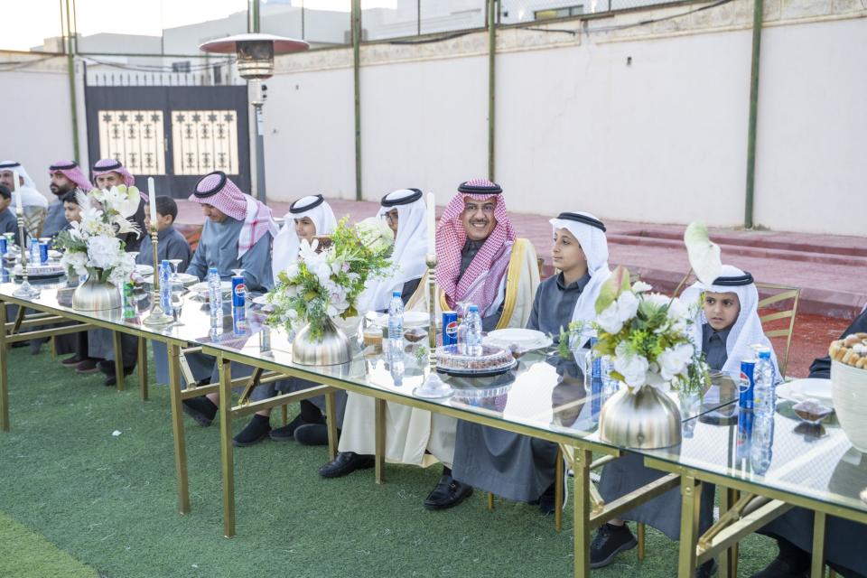 وكيل إمارة حائل المكلف يشارك أيتام "رفاق" مأدبة الإفطار الرمضاني