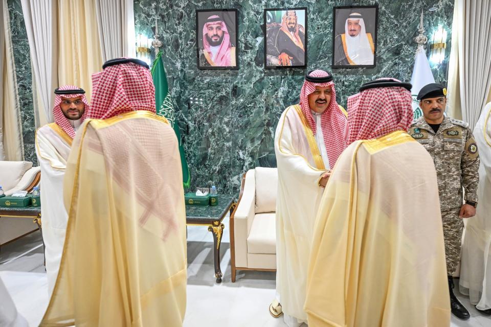 أمير منطقة حائل يستقبل جموع المهنئين بعيد الفطر