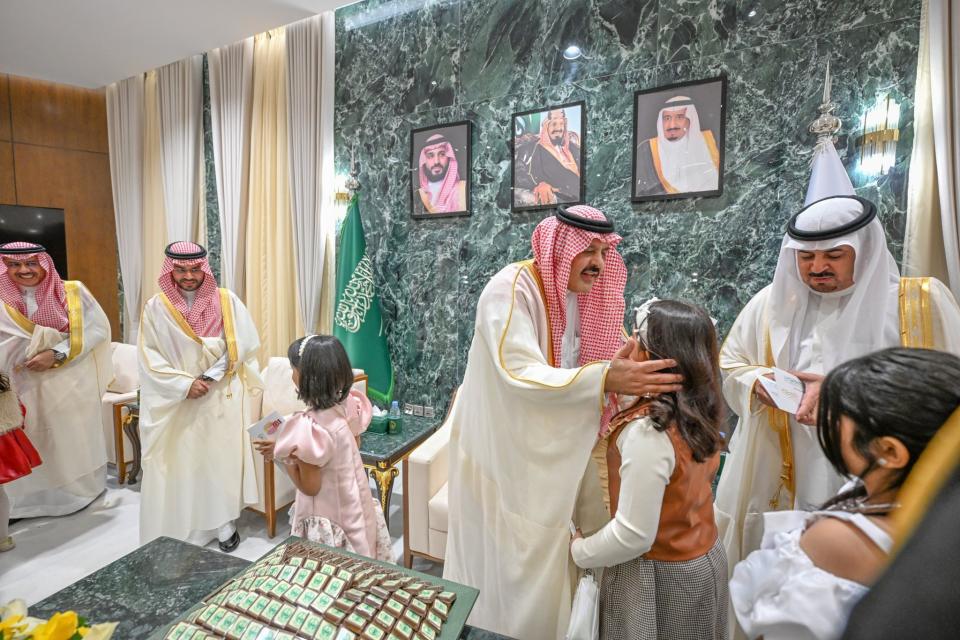 أمير حائل يستقبل عددًا من الأطفال الأيتام المستفيدين من خدمات الجمعية الخيرية لرعاية الأيتام "رفاق"