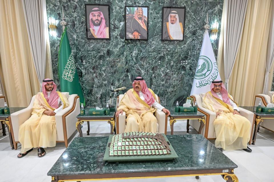 أمير حائل يستقبل المهنئين بمناسبة عيد الفطر من منسوبي الإمارة