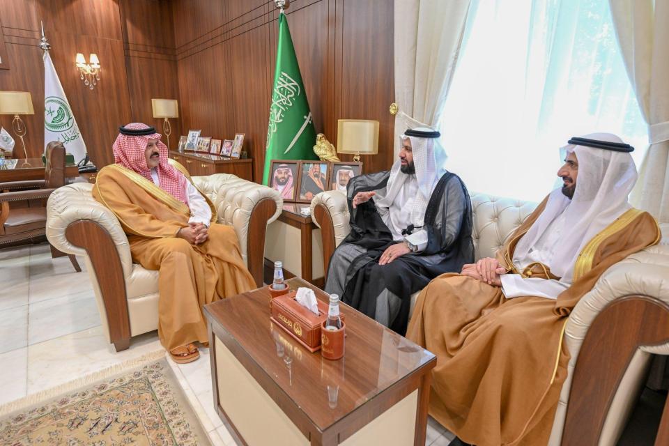 أمير حائل يستقبل رئيس الهيئة العليا للحج والعمرة بجمهورية العراق ووزير الحج والعمرة