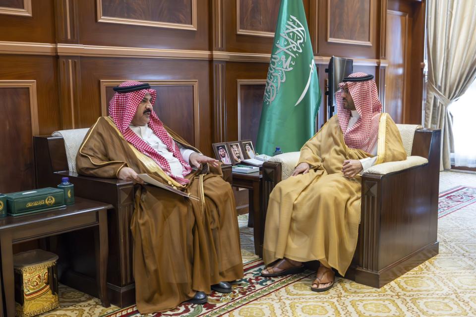 نائب أمير حائل يستقبل مدير فرع هيئة الهلال الأحمر السعودي بالمنطقة