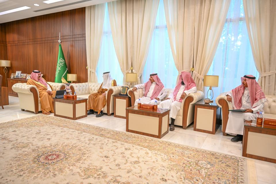 أمير حائل يستقبل مدير ميدان الفروسية بالمنطقة
