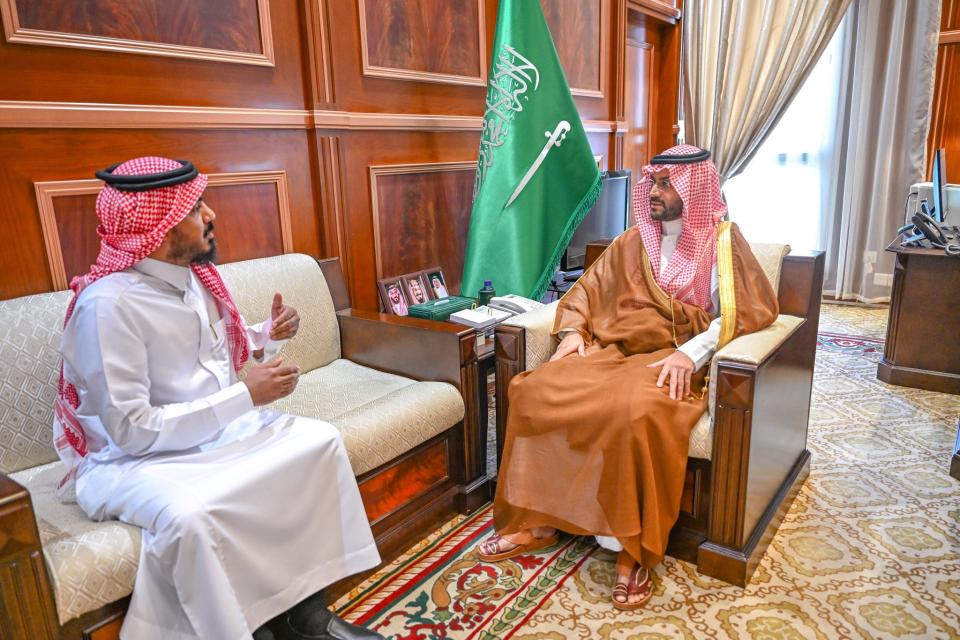 نائب أمير حائل يتسلم بحثًا تاريخيًا عن أخبار المنطقة