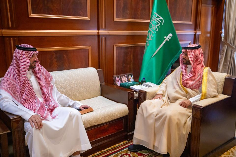 نائب أمير حائل يستقبل مدير الصالات التنفيذية بالمنطقة الشمالية