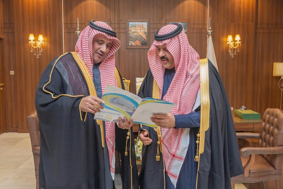 أمير حائل يستقبل مدير تعليم المنطقة والفائزَين بالمستوى الذهبي على مستوى المملكة في أولمبياد الرسم والتصوير التشكيلي