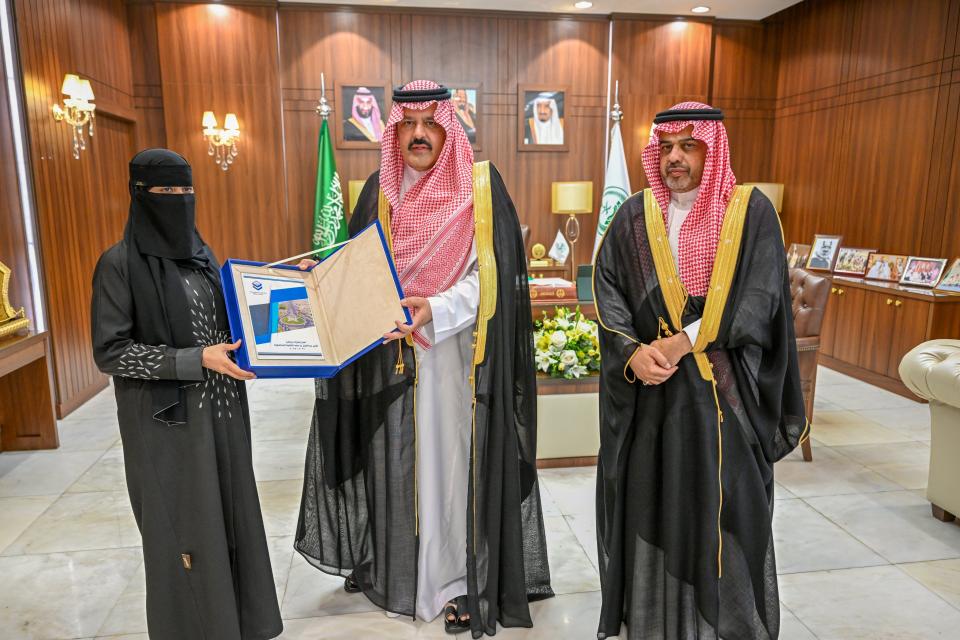 أمير حائل يتسلم تقرير إنجازات اللجنة التنفيذية لبرنامج الأمير عبدالعزيز بن سعد للتنمية المجتمعية