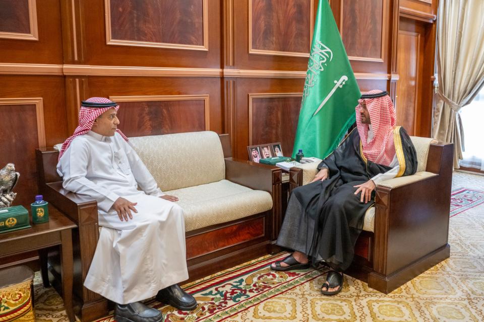 الأمير فيصل بن فهد بن مقرن يستقبل الرئيس التنفيذي وعضو مجلس إدارة شركة أسمنت حائل