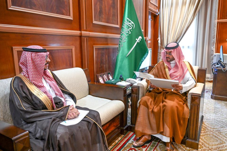 نائب أمير منطقة حائل يستقبل مدير فرع بنك التنمية الاجتماعية بالمنطقة