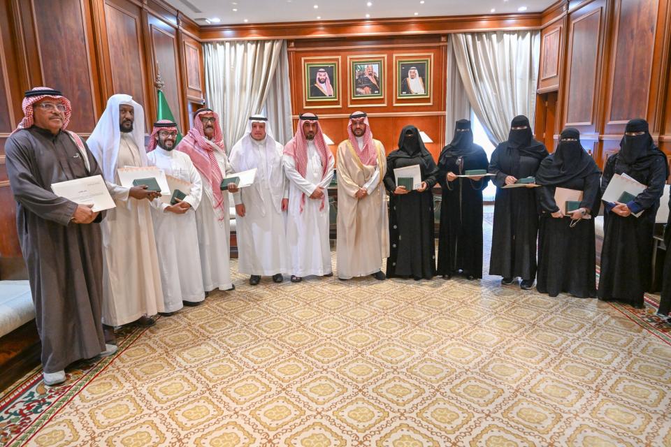 نائب أمير حائل يكرم عددًا من الحرفيين بالمنطقة