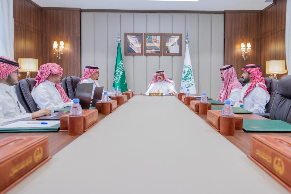 أمير حائل يطلع على سير العمل في المشاريع الحالية لهيئة تطوير المنطقة