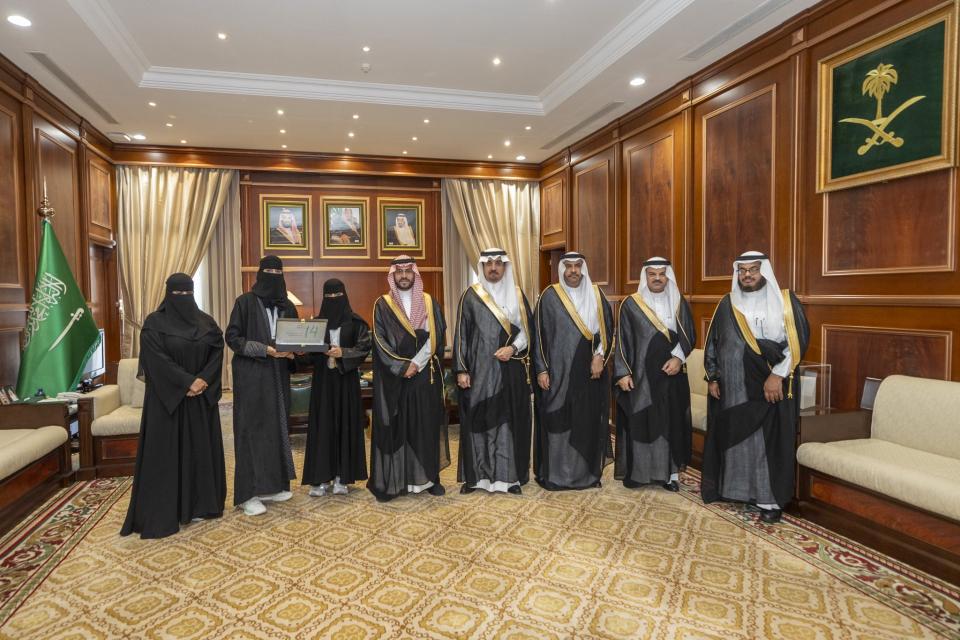 نائب أمير منطقة حائل يستقبل الطالبتين الفائزتين من جامعة حائل في بطولة الاتحاد الرياضي للجامعات السعودية 