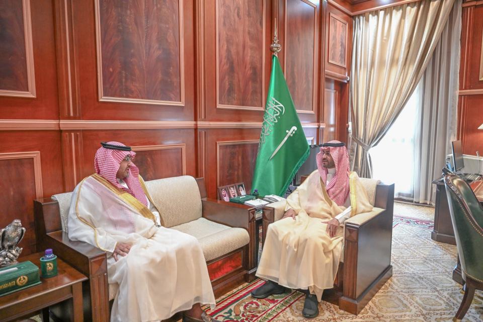 الأمير فيصل بن فهد بن مقرن يستقبل رئيس غرفة حائل 