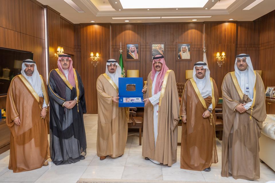 الأمير عبدالعزيز بن سعد يتسلم التقرير السنوي لجامعة حائل
