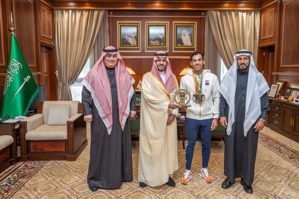 نائب أمير حائل يستقبل الفائز بالمركز الأول للمتسابقين السعوديين في سباق "نيوم تيتان الصحراوي للدراجات"