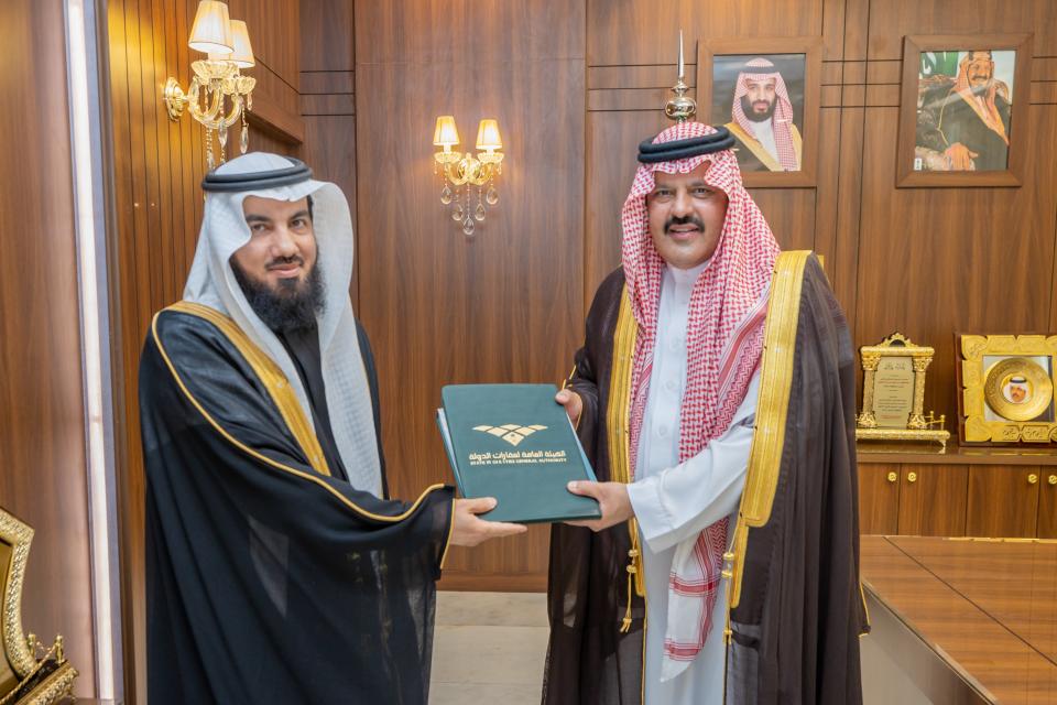 أمير منطقة حائل يتسلم تقريري أعمال فرع الهيئة العامة لعقارات الدولة بالمنطقة والتقرير السنوي العام لأعمال الهيئة