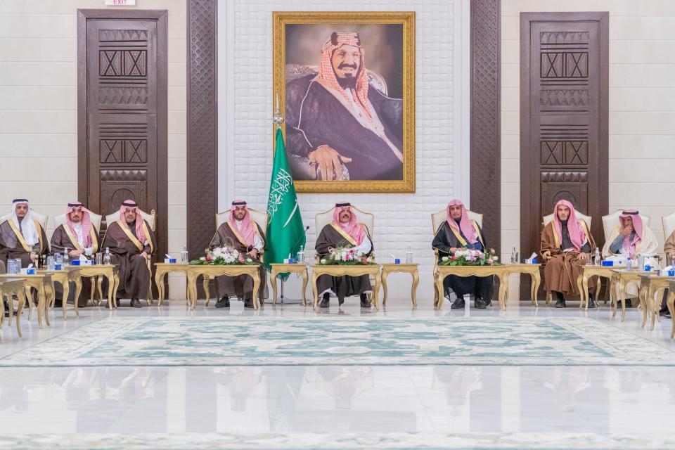 أمير منطقة حائل يستقبل جموع المواطنين والمسؤولين