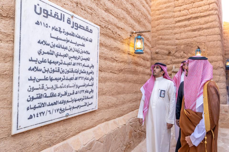 نائب أمير منطقة حائل يزور مقصورة القنون التاريخية في عقدة