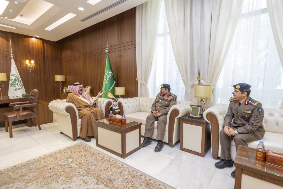 أمير حائل يستقبل مدير إدارة الدفاع المدني السابق والمعين حديثاً بالمنطقة