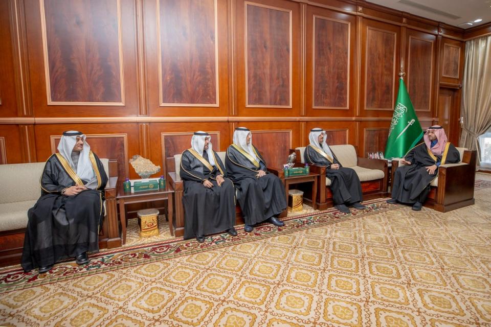 الأمير فيصل بن فهد بن مقرن يتسلّم التقرير السنوي لجامعة حائل للعام 2022 - 2023م