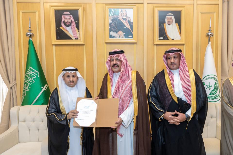 أمير حائل يرعى حفل تكريم المعلم سلطان العنزي الحاصل على المركز الأول في جائزة محمد بن زايد لأفضل معلم خليجي ٢٠٢٣م