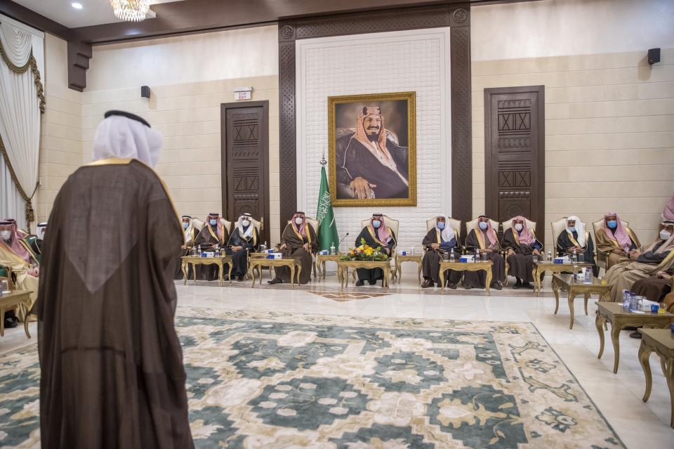 سمو أمير منطقة حائل يستقبل المواطنين والمسؤولين في جلسته الاثنينية