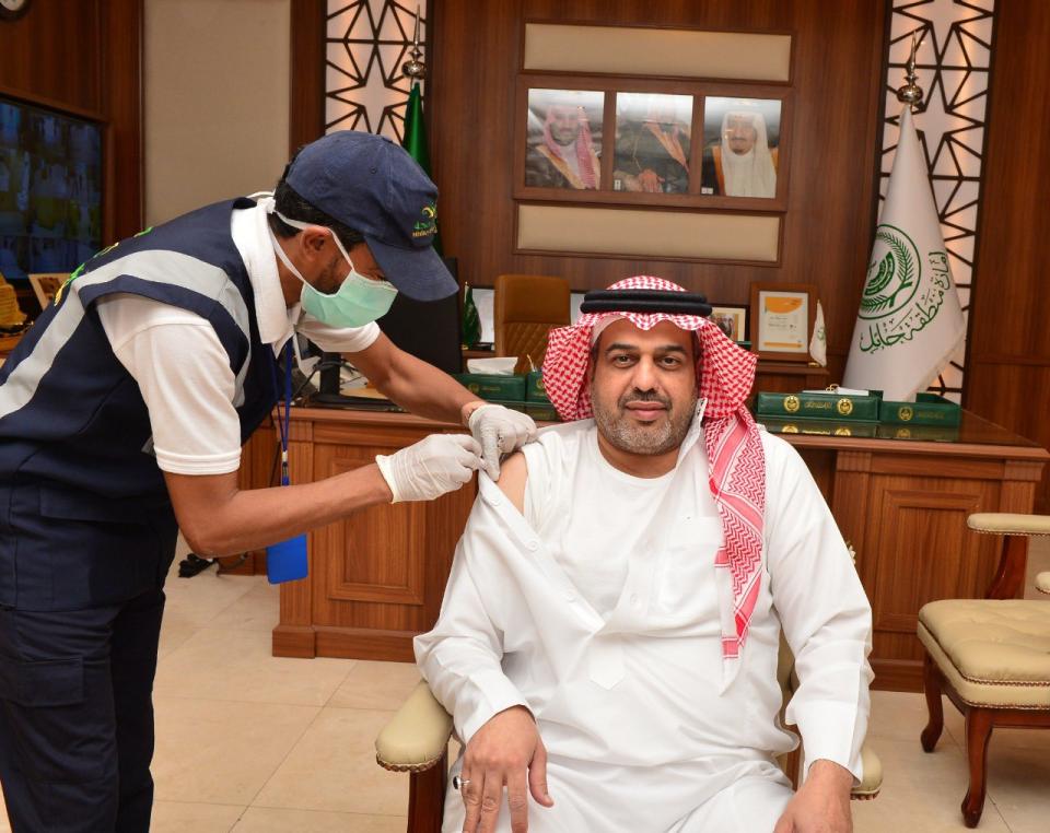 قدم سعادة وكيل إمارة منطقة حائل أ.عادل بن صالح آل الشيخ موظفي الإمارة لتلقي التطعيم ضد مرض الأنفلونزا الموسمية