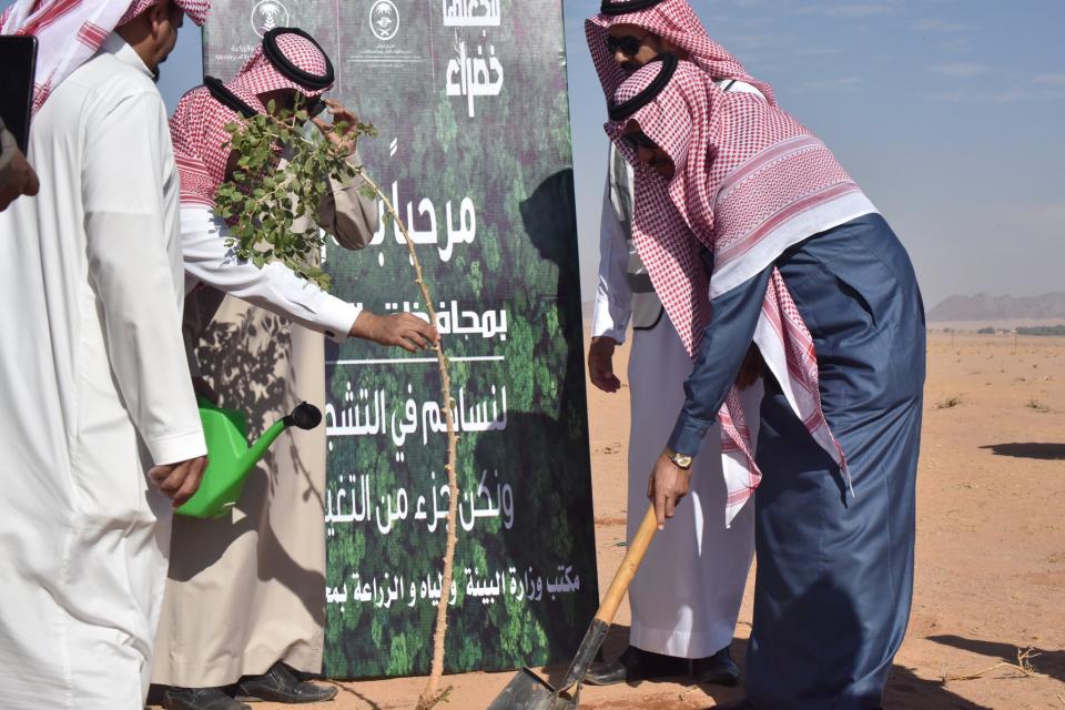 دشن محافظ الغزالة أ.تركي بن شفاقه العتيبي حملة "لنجعلها خضراء" التي نظمها مكتب وزارة البيئة والمياه والزراعة في المحافظة