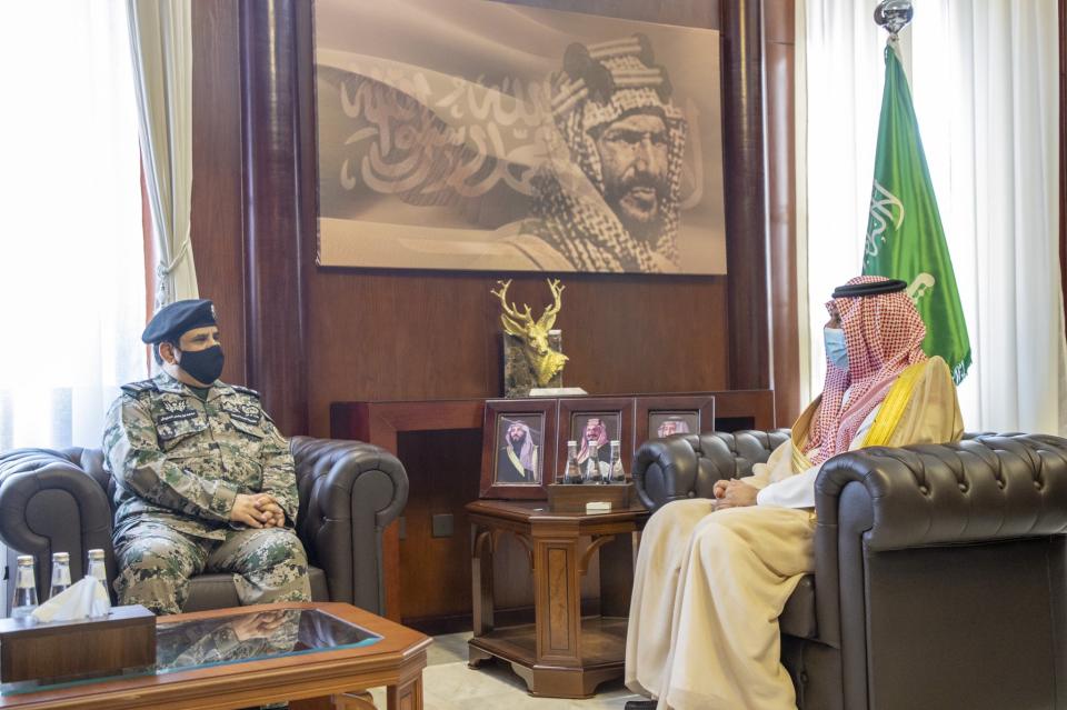سمو أمير حائل يستقبل مدير عام السجون
