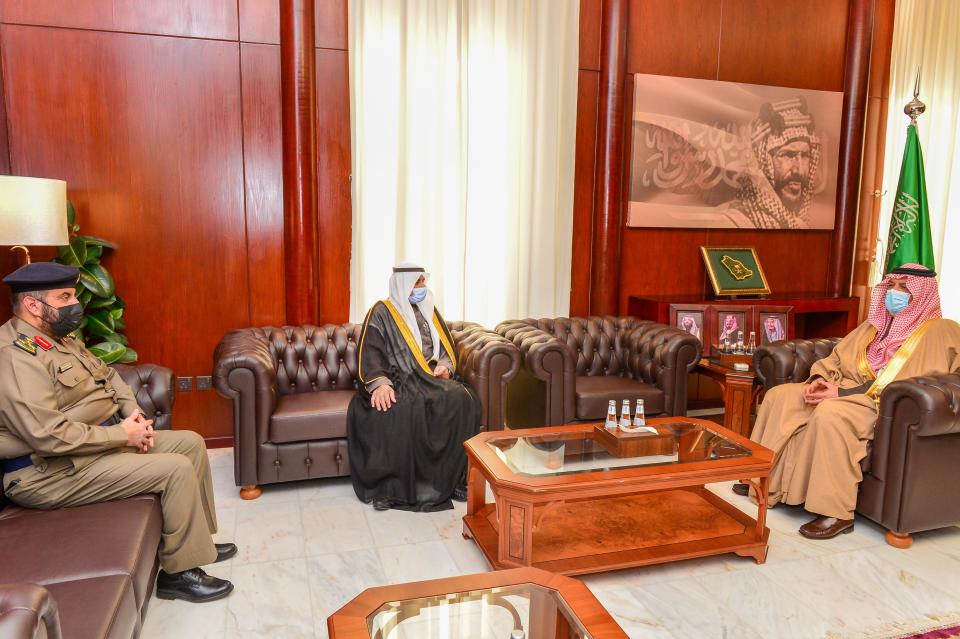 سمو أمير حائل يستقبل مدير الدفاع المدني بالمنطقة سابقًا والمعين حديثًا