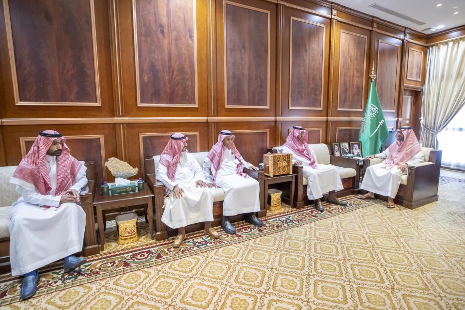 سمو الأمير فيصل بن فهد بن مقرن يلتقي رئيس غرفة حائل.