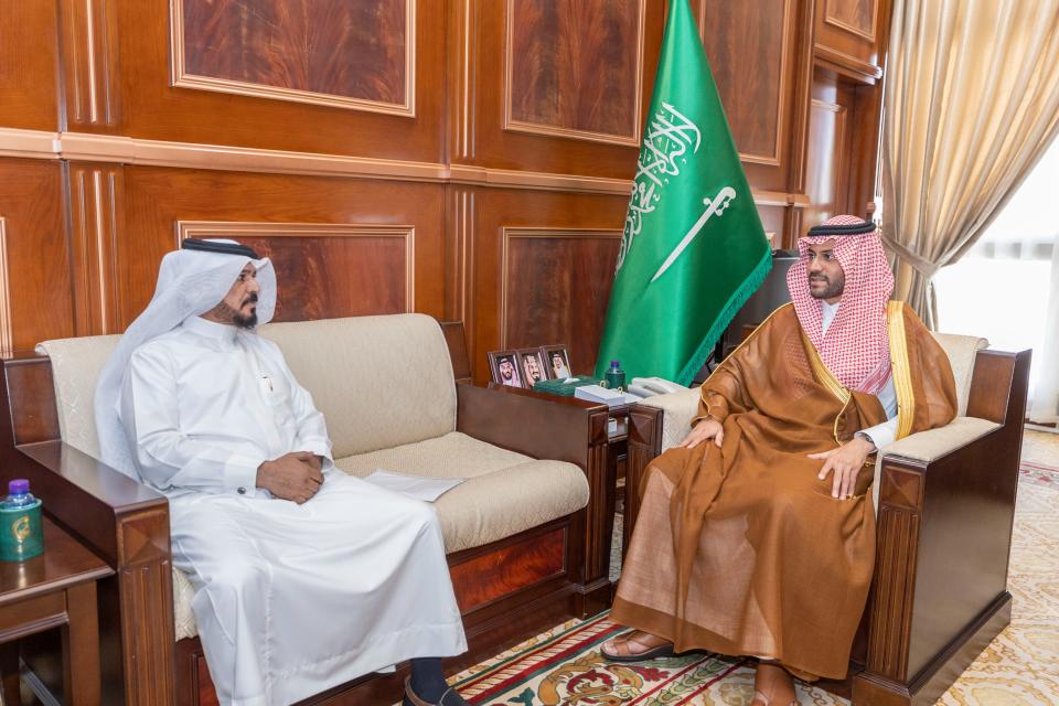 سمو الأمير فيصل بن فهد بن مقرن يطّلع على برامج نادي مشاة حائل