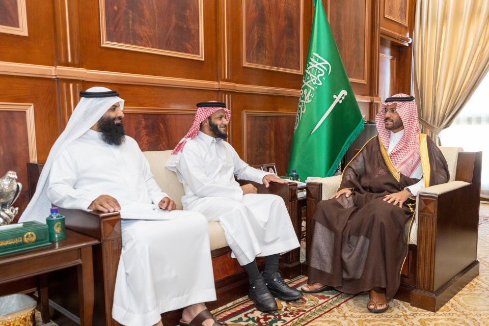 سمو نائب أمير حائل يستقبل رئيس نادي هايكنج بالمنطقة.