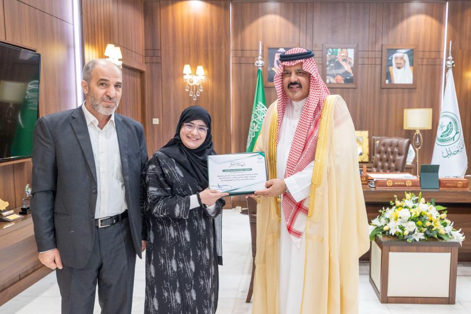 سمو أمير منطقة حائل يستقبل الطالبة نور بمناسبة حصولها على المركز الأول في مسابقة المهارات الثقافية.